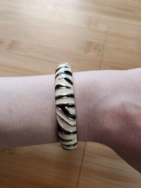 ​Gold-Tone Zebra Print Hinged Bangle Cream & Black Animal Print Bracelet *A8
